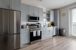 Sky-High Comfort 1BR | Gym| Pool | Pet Friendly - Image 2