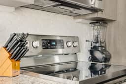 Downtown Modern Bungalow - Image 3