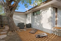 The Oak | King Bed & HUGE Backyard - Image 5