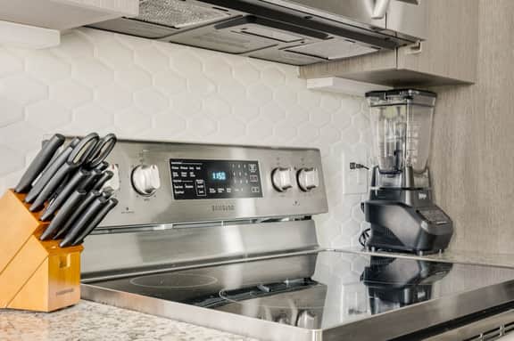 Downtown Modern Bungalow - Image 3