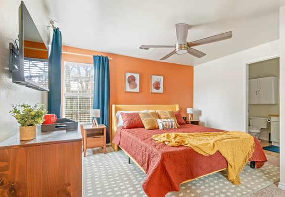 Dallas Retro House | KING Bed & Backyard - Image 3