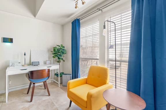 Dallas Retro House | KING Bed & Backyard - Image 4