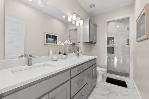 Spacious 5 Bedroom Dallas Home for Families - Image 3