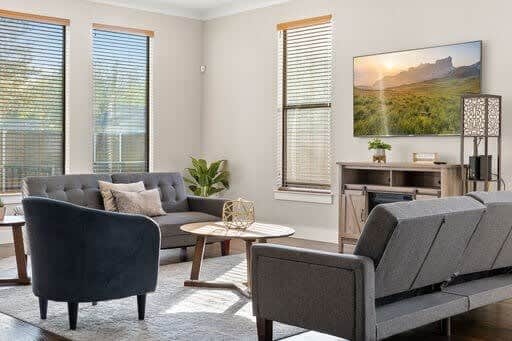 Spacious 5 Bedroom Dallas Home for Families - Image 2