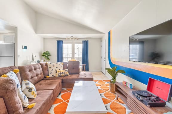Dallas Retro House | KING Bed & Backyard - Image 1