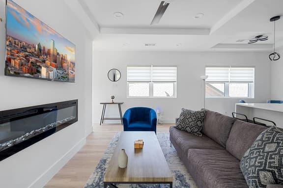 Modern Townhome - Rooftop & Backyard Garage - Image 1