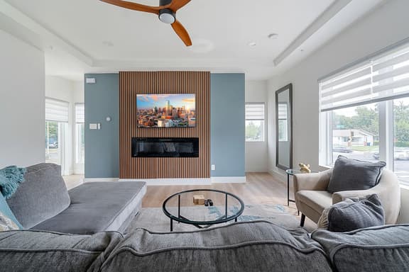 Urban Comfort - King Bed Rooftop & Backyard - Image 1
