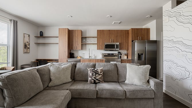 Mid-Term Rentals vs Hotels vs Airbnb: Which Is Better For Your 30+ Day Dallas Stay?